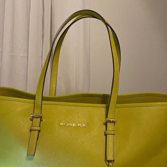 Barely used lime green MK tote bag - Picture 3 of 4
